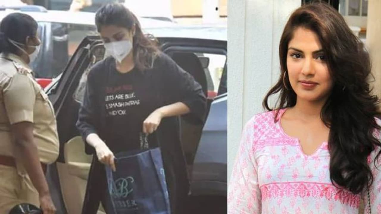 അറസ്റ്റിലായ നടി റിയ ചക്രവർത്തിയുടെ ടീഷർട്ട് സോഷ്യല് മീഡിയയില് വൈറല്; കാരണം... അറസ്റ്റിലായ നടി റിയ ചക്രവർത്തിയുടെ ടീഷർട്ട് സോഷ്യല് മീഡിയയില് വൈറല്; കാരണം...