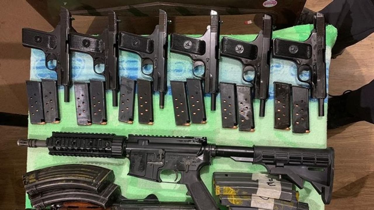 కాశ్మీర్ లో ఇద్దరు అనుమానితుల అరెస్ట్: భారీ ఎత్తున ఆయుధాలు స్వాధీనం కాశ్మీర్ లో ఇద్దరు అనుమానితుల అరెస్ట్: భారీ ఎత్తున ఆయుధాలు స్వాధీనం