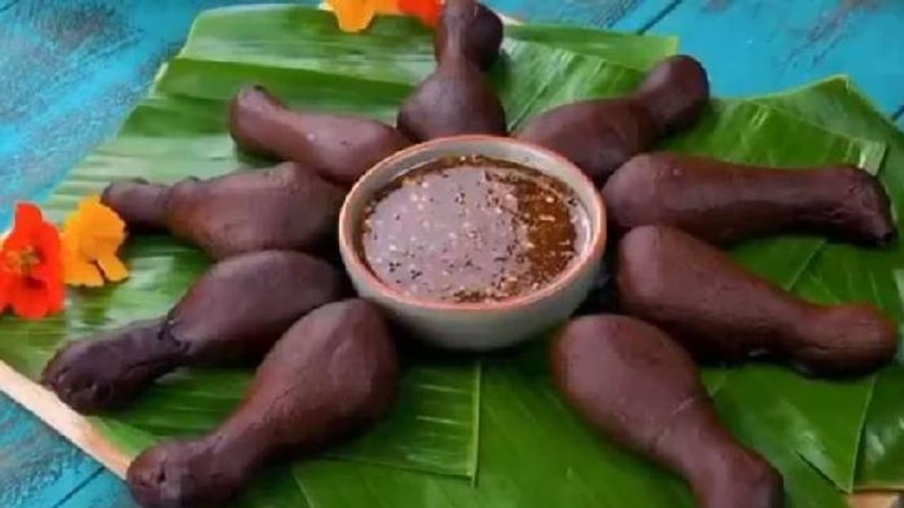 ചോക്ലേറ്റിൽ മുക്കിപ്പൊരിച്ചെടുത്ത ചിക്കൻ; വൈറലായി വീഡിയോ; വിമര്‍ശനം...