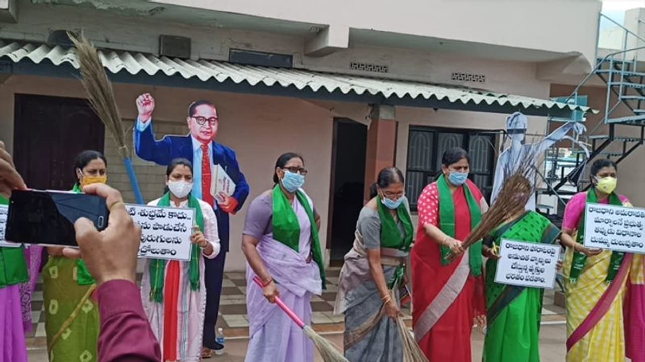 ఆ మంత్రి దుమ్ము దులుపుతాం: చీపుర్లతో అమరావతి మహిళల నిరసన (వీడియో) ఆ మంత్రి దుమ్ము దులుపుతాం: చీపుర్లతో అమరావతి మహిళల నిరసన (వీడియో)