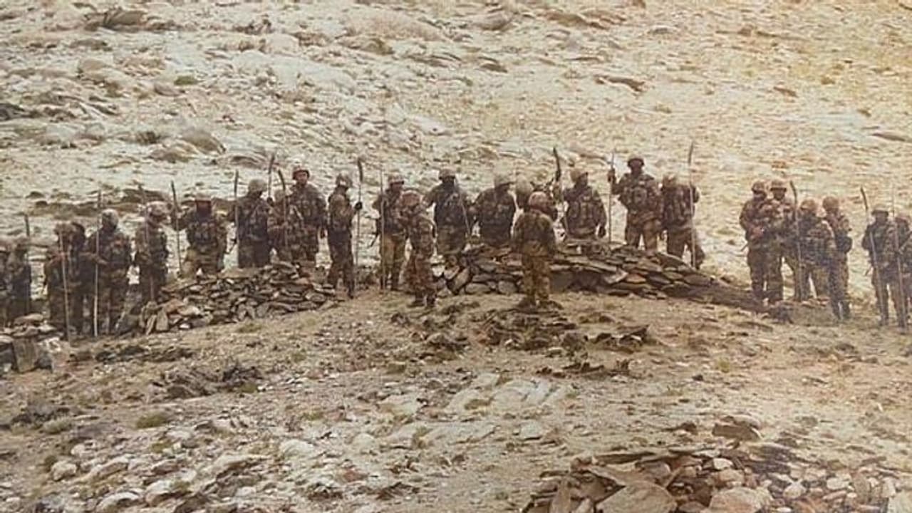 ಭಾರತ ಚೀನಾ ಸೈನಿಕರ ಜಮಾವಣೆ: ಗಡಿಯಲ್ಲಿ ಯುದ್ಧಾಂತಕ ತೀವ್ರ! ಭಾರತ ಚೀನಾ ಸೈನಿಕರ ಜಮಾವಣೆ: ಗಡಿಯಲ್ಲಿ ಯುದ್ಧಾಂತಕ ತೀವ್ರ!