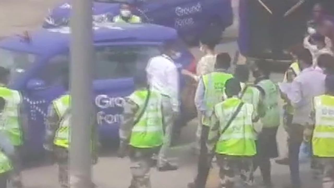 मुंबई पहुंचीं कंगना, एयरपोर्ट पर बड़ी संख्या में शिवसेना कार्यकर्ता जुटे; HC ने दफ्तर तोड़ने पर लगाई रोक मुंबई पहुंचीं कंगना, एयरपोर्ट पर बड़ी संख्या में शिवसेना कार्यकर्ता जुटे; HC ने दफ्तर तोड़ने पर लगाई रोक