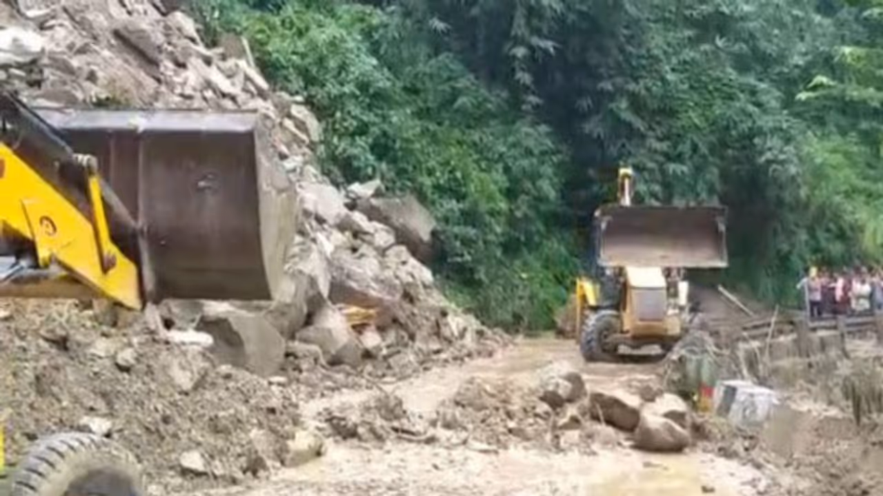 West Bengal Sikkim highway damaged due to landslide on NH 31, traffic disrupted