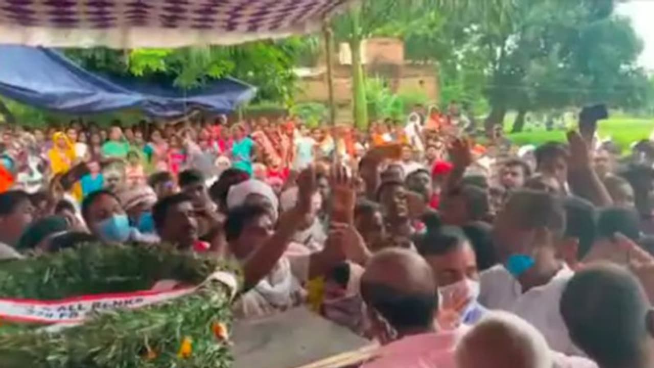 शहीद की अंतिम यात्रा में भिड़ गए दो माननीय, जमकर नोकझोंक; एक दूसरे को देख लेने की भी धमकी