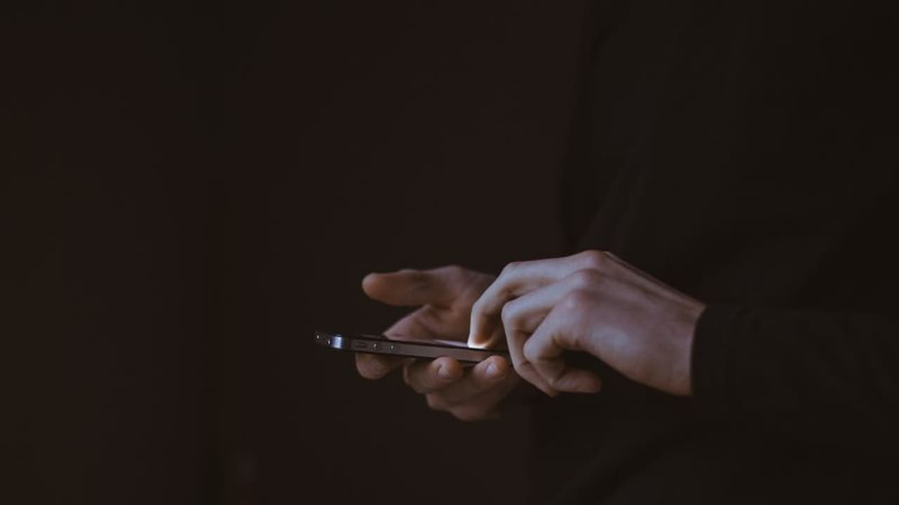 రైలు కింద పడి నలుగురు ఆత్మహత్య: కంటతడి పెట్టిస్తున్న సెల్ఫీ వీడియో రైలు కింద పడి నలుగురు ఆత్మహత్య: కంటతడి పెట్టిస్తున్న సెల్ఫీ వీడియో