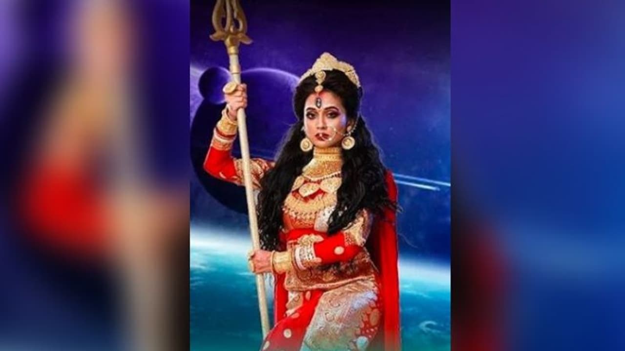 মহিষাসুরমর্দিনী রূপে 'মিমি', ট্রোলের ঝড় কাটিয়ে মুগ্ধ করলেন দর্শকদের মহিষাসুরমর্দিনী রূপে 'মিমি', ট্রোলের ঝড় কাটিয়ে মুগ্ধ করলেন দর্শকদের