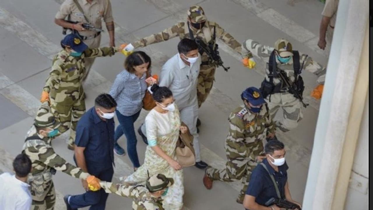 कंगना ने पूरे विवाद में पहली बार सीधे तौर पर नाम लेकर उद्धव को ललकारा, जानें किसने क्या क्या कहा? कंगना ने पूरे विवाद में पहली बार सीधे तौर पर नाम लेकर उद्धव को ललकारा, जानें किसने क्या क्या कहा?