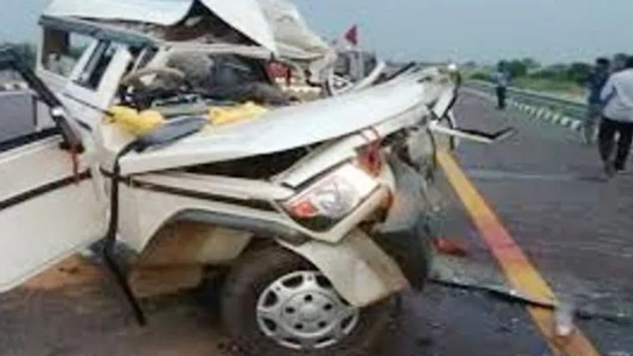 भयानक हादसा: सेना के ट्रक से धमाके के साथ टकराई कार, 4 की मौके पर मौत..जवान ने बताया खौफनाक मंजर भयानक हादसा: सेना के ट्रक से धमाके के साथ टकराई कार, 4 की मौके पर मौत..जवान ने बताया खौफनाक मंजर