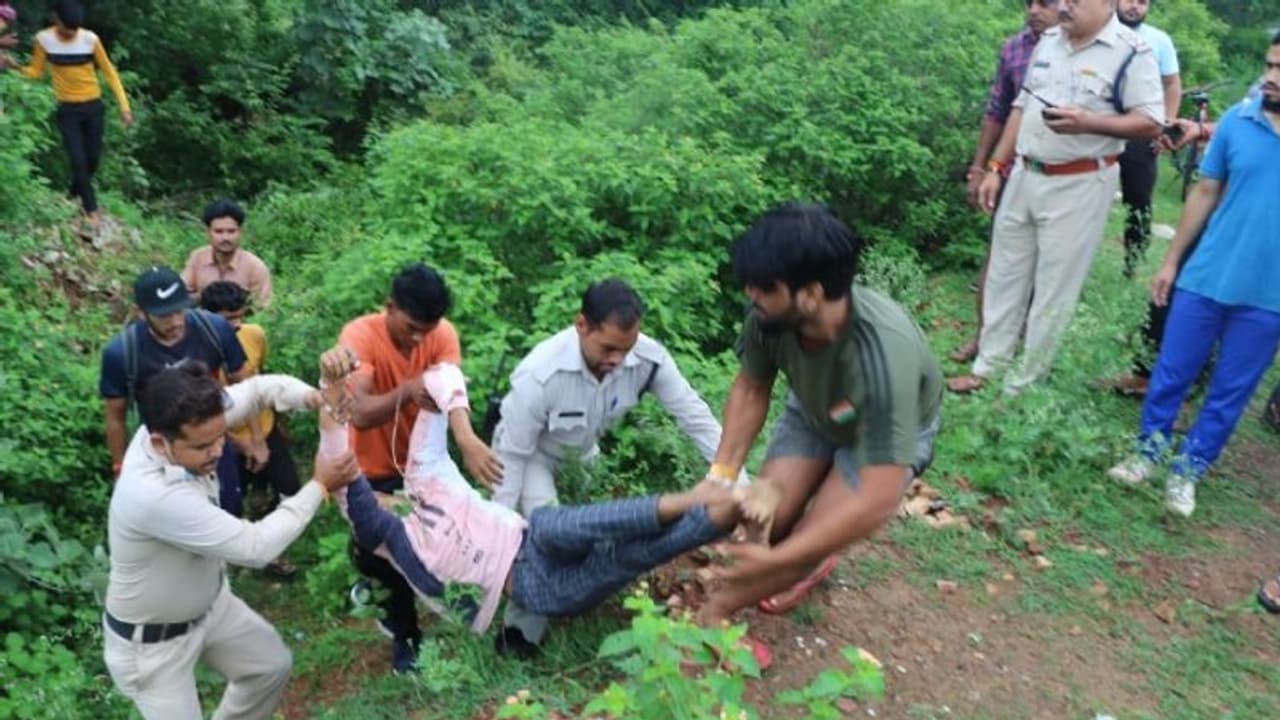 साथ जिएंगे साथ मरेंगे: बचपन के दो जिगरी दोस्तों ने एक साथ खाया जहर, मौत के लिए चुना अपना ही स्कूल... साथ जिएंगे साथ मरेंगे: बचपन के दो जिगरी दोस्तों ने एक साथ खाया जहर, मौत के लिए चुना अपना ही स्कूल...
