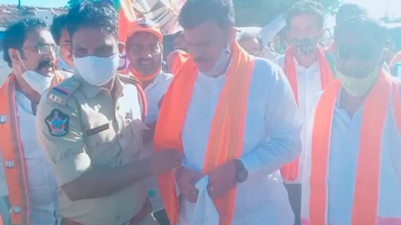 విశాఖ నుండి అంతర్వేదికి... బిజెపి ఎమ్మెల్సీ అరెస్ట్ (వీడియో) విశాఖ నుండి అంతర్వేదికి... బిజెపి ఎమ్మెల్సీ అరెస్ట్ (వీడియో)