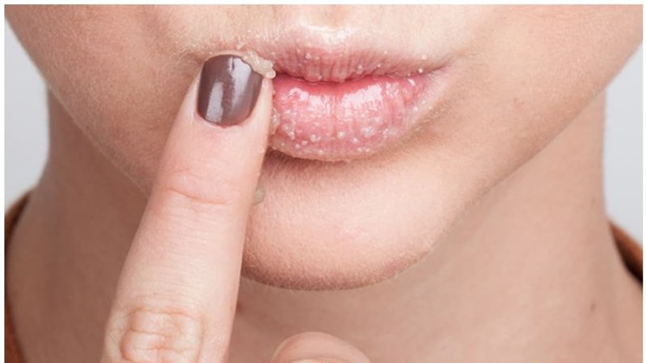 വരണ്ട ചുണ്ടുകൾ അകറ്റാൻ സഹായിക്കുന്ന 3 തരം ലിപ് സ്ക്രബുകൾ വരണ്ട ചുണ്ടുകൾ അകറ്റാൻ സഹായിക്കുന്ന 3 തരം ലിപ് സ്ക്രബുകൾ