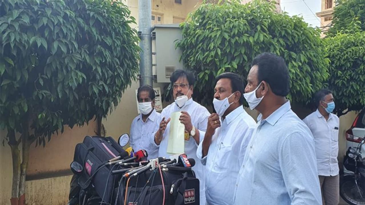 టిడిపి జూమ్ మీటింగ్ లో వైసిపి నేతల చొరబాటు... భారీ కుట్రలో భాగమే..: సీఐడి ఏడిజిపికి వర్ల రామయ్య ఫిర్యాదు టిడిపి జూమ్ మీటింగ్ లో వైసిపి నేతల చొరబాటు... భారీ కుట్రలో భాగమే..: సీఐడి ఏడిజిపికి వర్ల రామయ్య ఫిర్యాదు