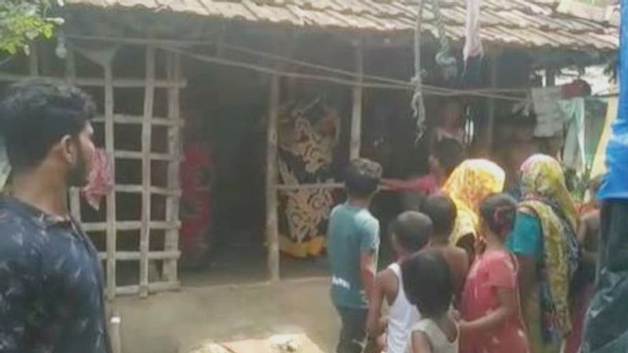 দাম্পত্য কলহের জেরে চলল গুলি, স্ত্রীকে 'খুনের চেষ্টা' স্বামীর দাম্পত্য কলহের জেরে চলল গুলি, স্ত্রীকে 'খুনের চেষ্টা' স্বামীর