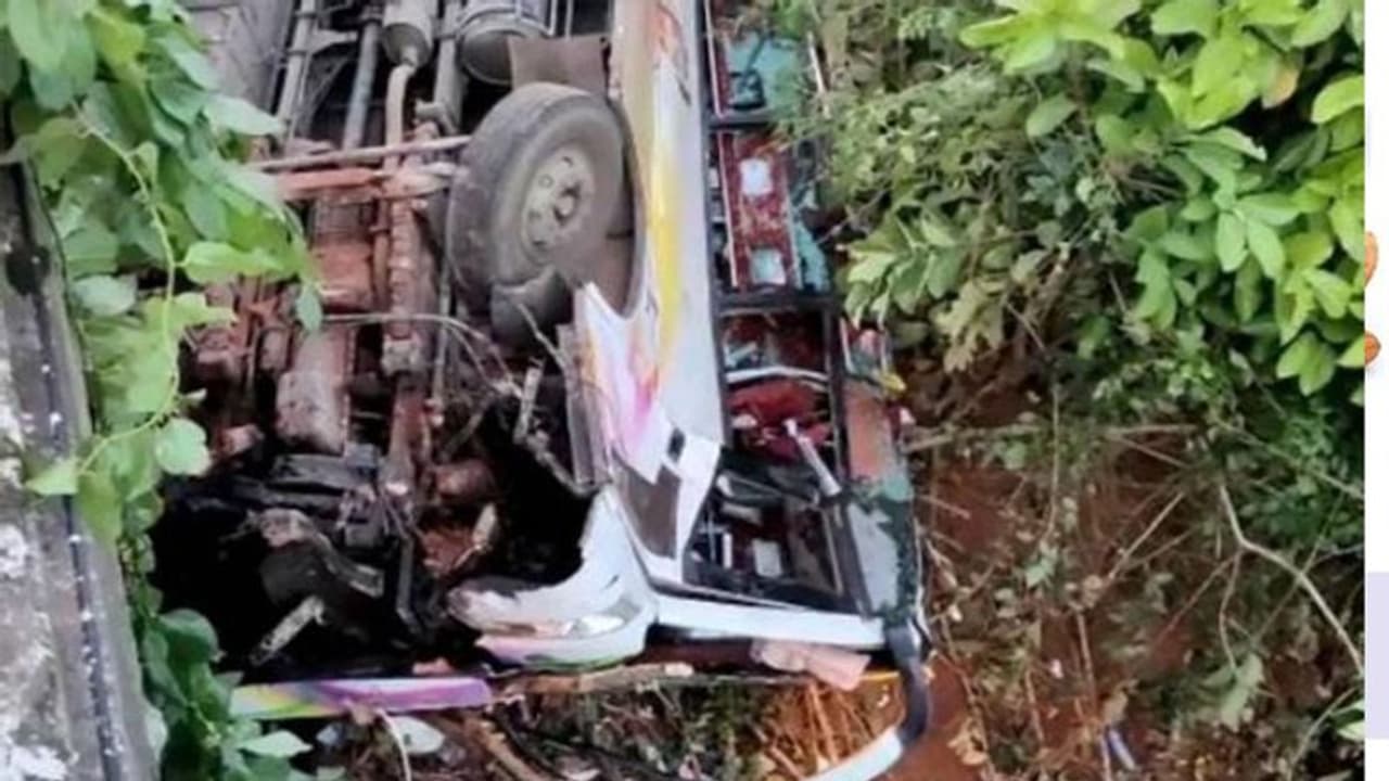 విశాఖలో ఘోర రోడ్డు ప్రమాదం..14 అడుగుల లోతులో పడిన బస్సు.. విశాఖలో ఘోర రోడ్డు ప్రమాదం..14 అడుగుల లోతులో పడిన బస్సు..