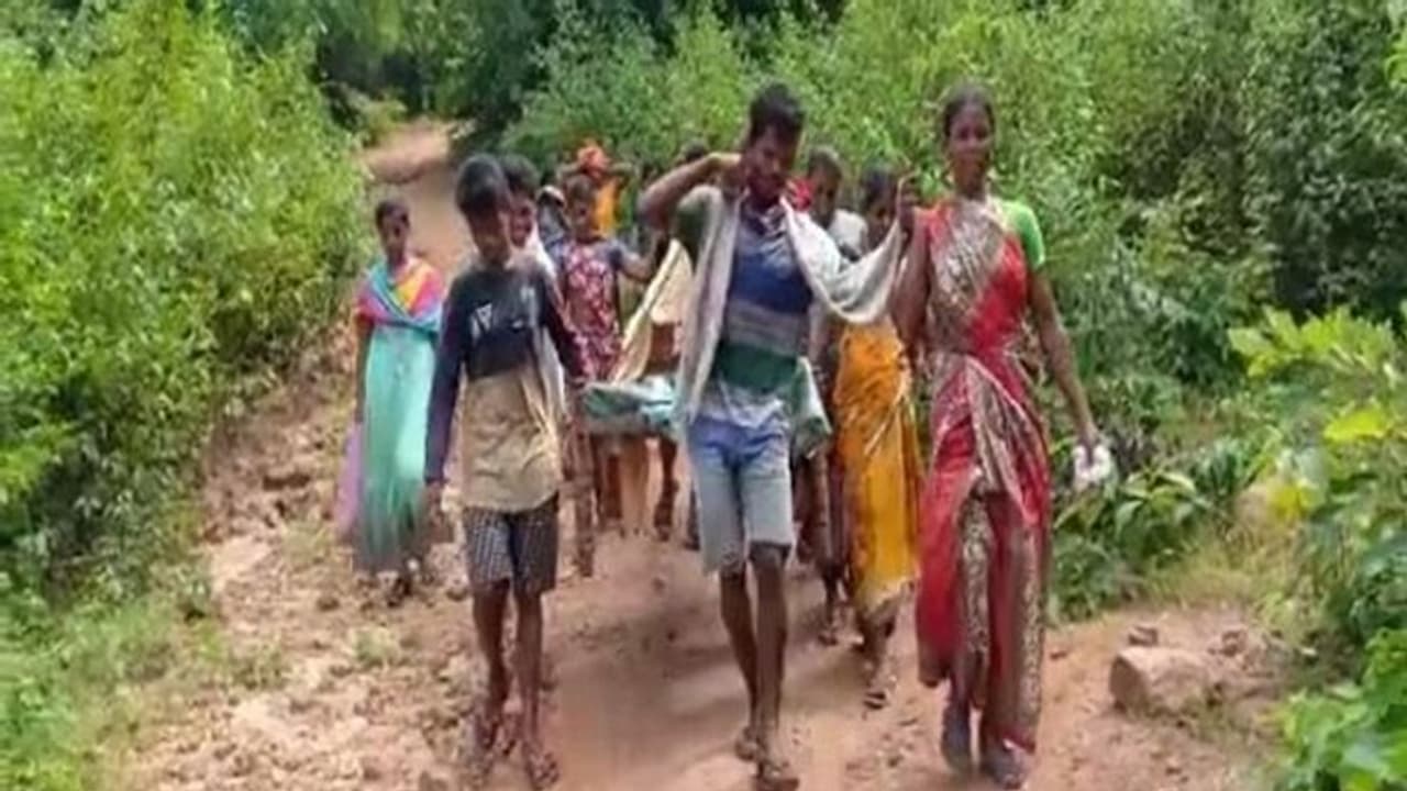 दर्द से तड़पती गर्भवती को खाट पर लेकर 11 किमी पैदल चले गांव वाले, फिर पहुंचे अस्पताल दर्द से तड़पती गर्भवती को खाट पर लेकर 11 किमी पैदल चले गांव वाले, फिर पहुंचे अस्पताल
