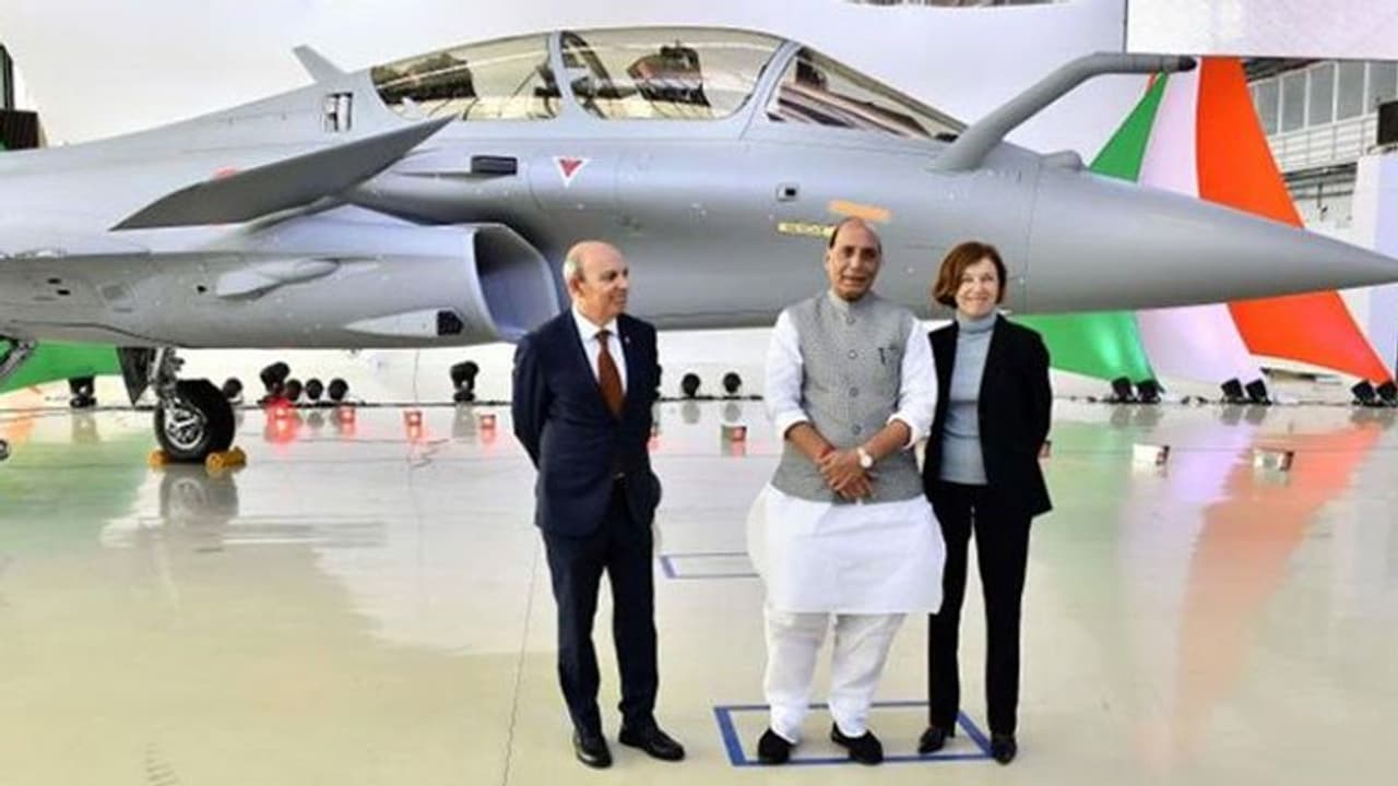 భారత వాయిసేనలోకి రఫెల్ యుద్ధ విమానాలు: రాఫెల్, తేజాస్ యుద్ధ విమానాల ప్రదర్శన భారత వాయిసేనలోకి రఫెల్ యుద్ధ విమానాలు: రాఫెల్, తేజాస్ యుద్ధ విమానాల ప్రదర్శన