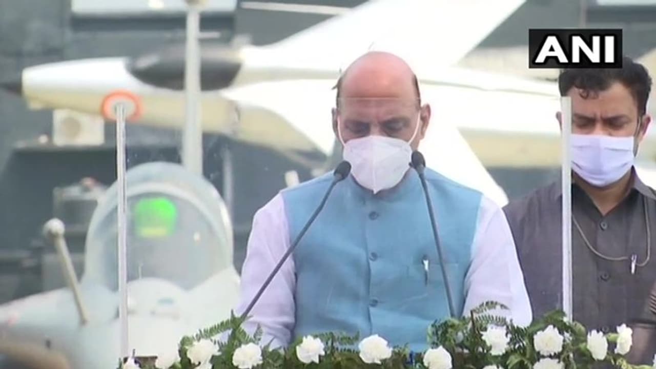 IAF की ताकत राफेल, राजनाथ सिंह बोले 'इसका शामिल होना आंख दिखाने वालों को कड़ा संदेश' IAF की ताकत राफेल, राजनाथ सिंह बोले 'इसका शामिल होना आंख दिखाने वालों को कड़ा संदेश'