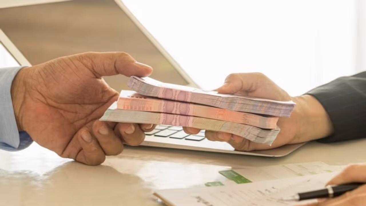 ഈട് നല്കാൻ വസ്തുവുണ്ടോ? വായ്പയെടുക്കാം കുറഞ്ഞ പലിശ നിരക്കിൽ; ശ്രദ്ധിക്കേണ്ട 4 ഘടകങ്ങള് ഈട് നല്കാൻ വസ്തുവുണ്ടോ? വായ്പയെടുക്കാം കുറഞ്ഞ പലിശ നിരക്കിൽ; ശ്രദ്ധിക്കേണ്ട 4 ഘടകങ്ങള്