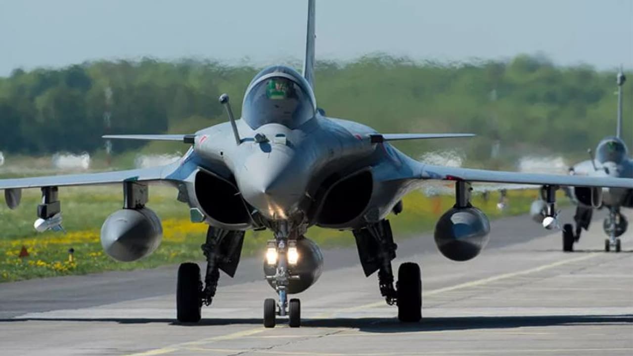 Rafale Fighter Jet: 36 வது ரஃபேல் போர் விமானம் பிரான்ஸிலிருந்து இந்தியா வந்தடைந்தது