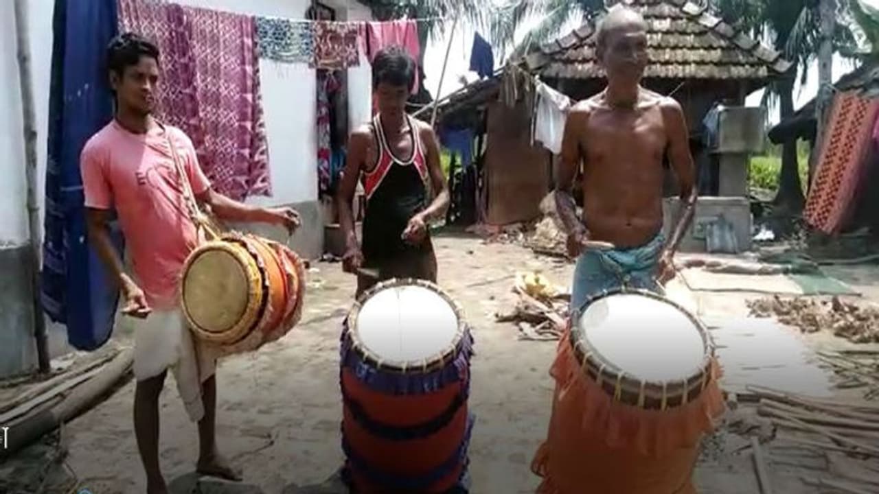 কাশফুল ফুটলেও শোরগোল নেই দুর্গা পুজোর, রোজগার অনিশ্চিত তমলুকের ঢাকিদের