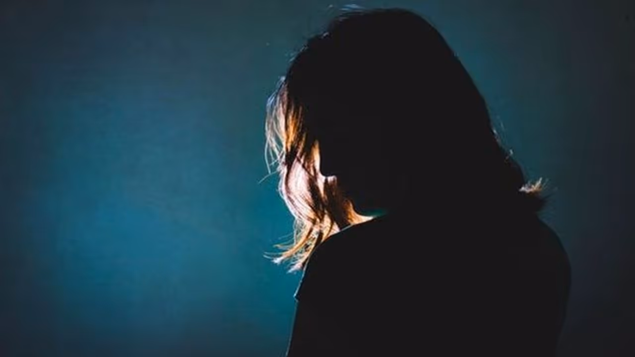 ஸ்பெஷல் கிளாஸ் என அழைத்து பலான இடத்தில் கை வைத்த பேராசிரியர்.. பெற்றோரிடம் கதறிய மாணவி..!