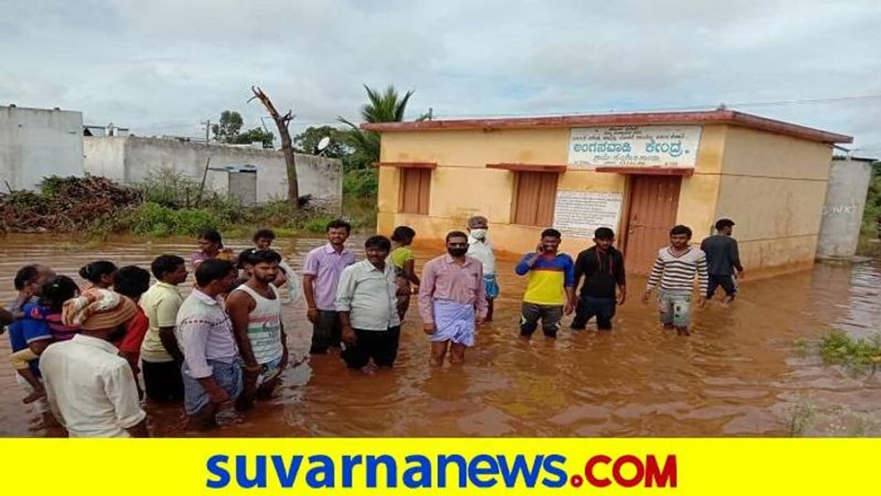 ಶಿರಹಟ್ಟಿಯಲ್ಲಿ ವರುಣನ ಆರ್ಭಟ: ಜಲಾವೃತಗೊಂಡ 80 ಮನೆಗಳು, ಸಿಗದ ಪರಿಹಾರ ಶಿರಹಟ್ಟಿಯಲ್ಲಿ ವರುಣನ ಆರ್ಭಟ: ಜಲಾವೃತಗೊಂಡ 80 ಮನೆಗಳು, ಸಿಗದ ಪರಿಹಾರ