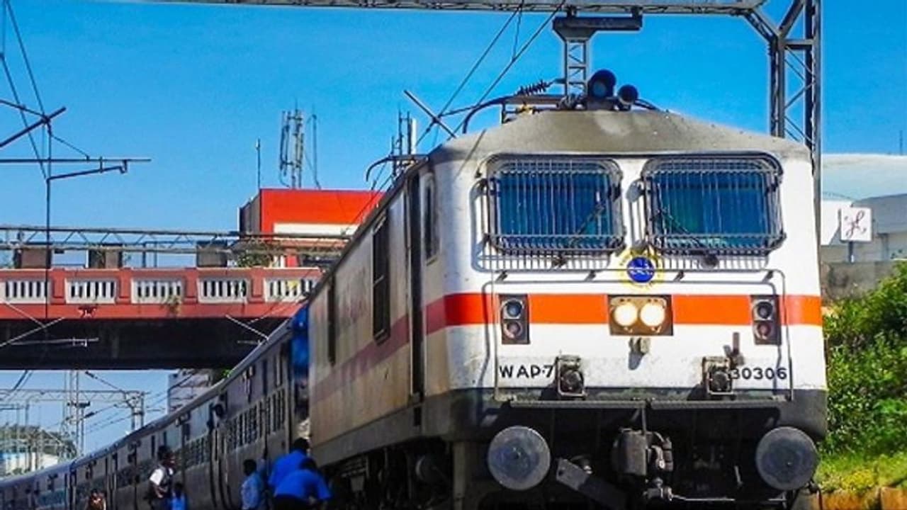 রেলযাত্রীদের পকেটে চাপ না বাড়িয়ে করোনাকালে ক্ষতিপূরণের পথ খোঁজা হবে বলে অনুমান রেল বাজেটে