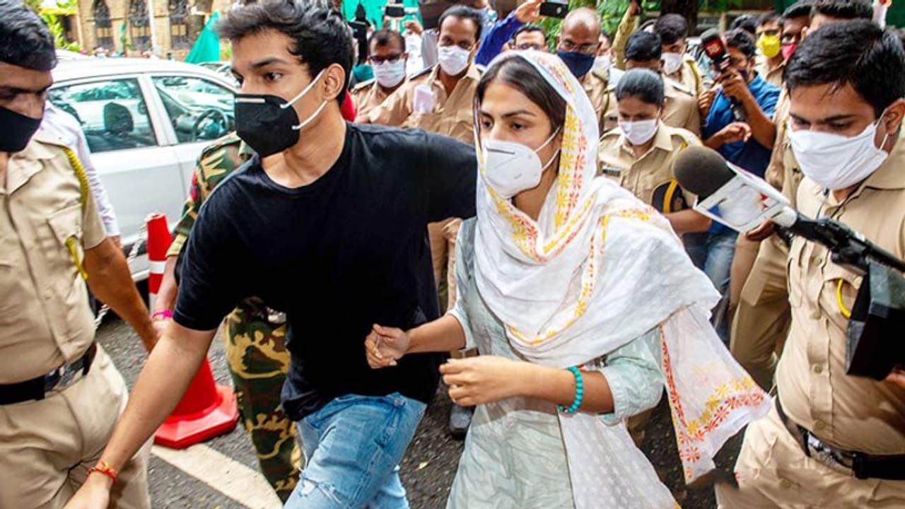 ലഹരിമരുന്ന് കേസ്: റിയാ ചക്രബർത്തിയുടേയും സഹോദരന്റെയും ജാമ്യാപേക്ഷയിൽ വിധി നാളെ ലഹരിമരുന്ന് കേസ്: റിയാ ചക്രബർത്തിയുടേയും സഹോദരന്റെയും ജാമ്യാപേക്ഷയിൽ വിധി നാളെ