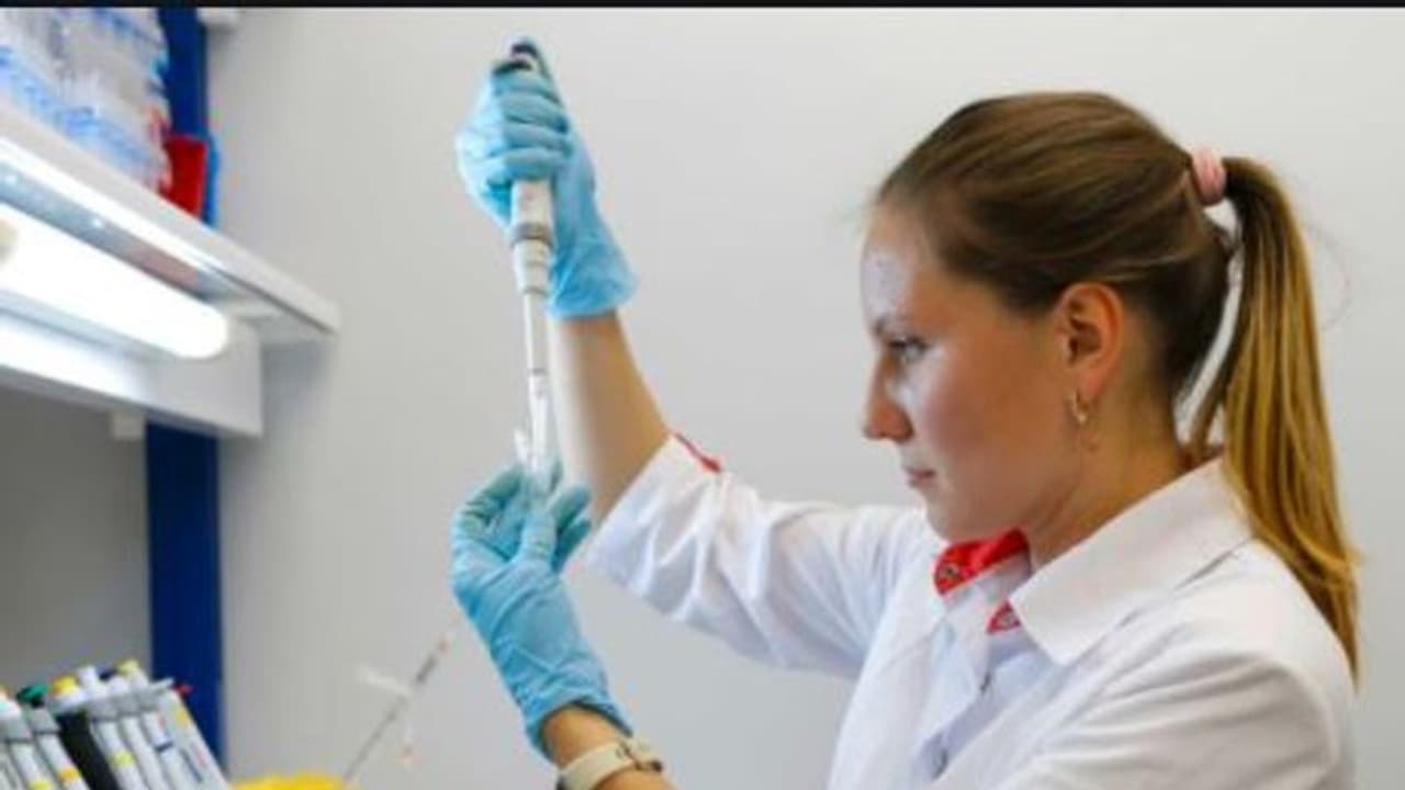 కుటుంబాల్లో విషాదాన్ని నింపుతున్న కరోనా: 20 రోజుల్లోనే ఒకే కుటుంబంలో ముగ్గురి మృతి కుటుంబాల్లో విషాదాన్ని నింపుతున్న కరోనా: 20 రోజుల్లోనే ఒకే కుటుంబంలో ముగ్గురి మృతి