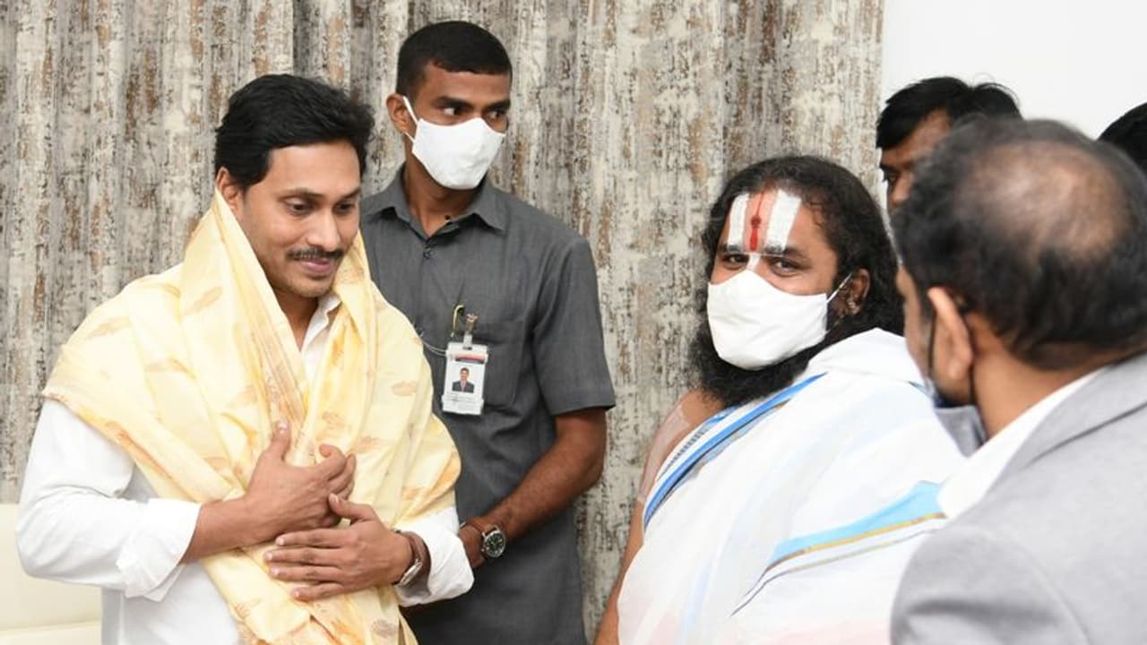 వైఎస్ జగన్ కు షాక్: తిరుమల శ్రీవారి దర్శనంపై హైకోర్టులో పిటిషన్