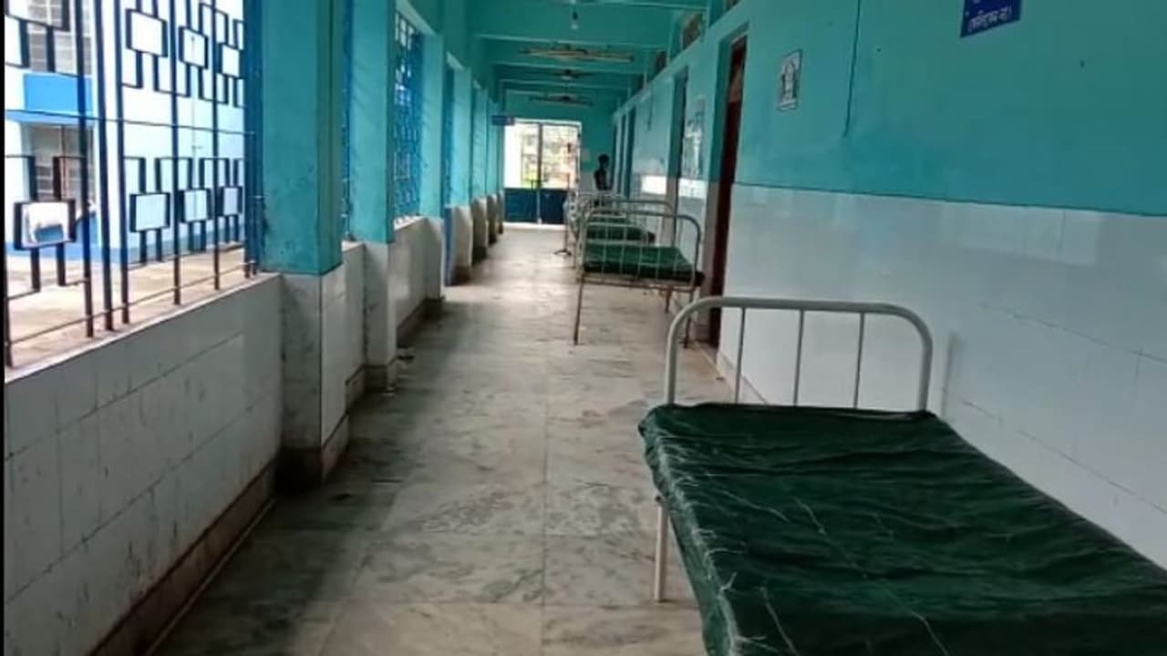 করোনার কোপে বন্ধ গ্রামীণ হাসপাতাল, রোগীদের দুর্ভোগ চরমে করোনার কোপে বন্ধ গ্রামীণ হাসপাতাল, রোগীদের দুর্ভোগ চরমে