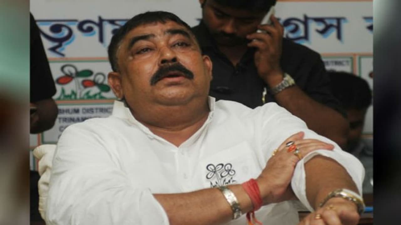 বেনামী প্রচুর সম্পত্তির দায়ে অনুব্রতকে নোটিশ, বীরভূমের ভোটের আগেই তলব আয়কর দফতরের বেনামী প্রচুর সম্পত্তির দায়ে অনুব্রতকে নোটিশ, বীরভূমের ভোটের আগেই তলব আয়কর দফতরের