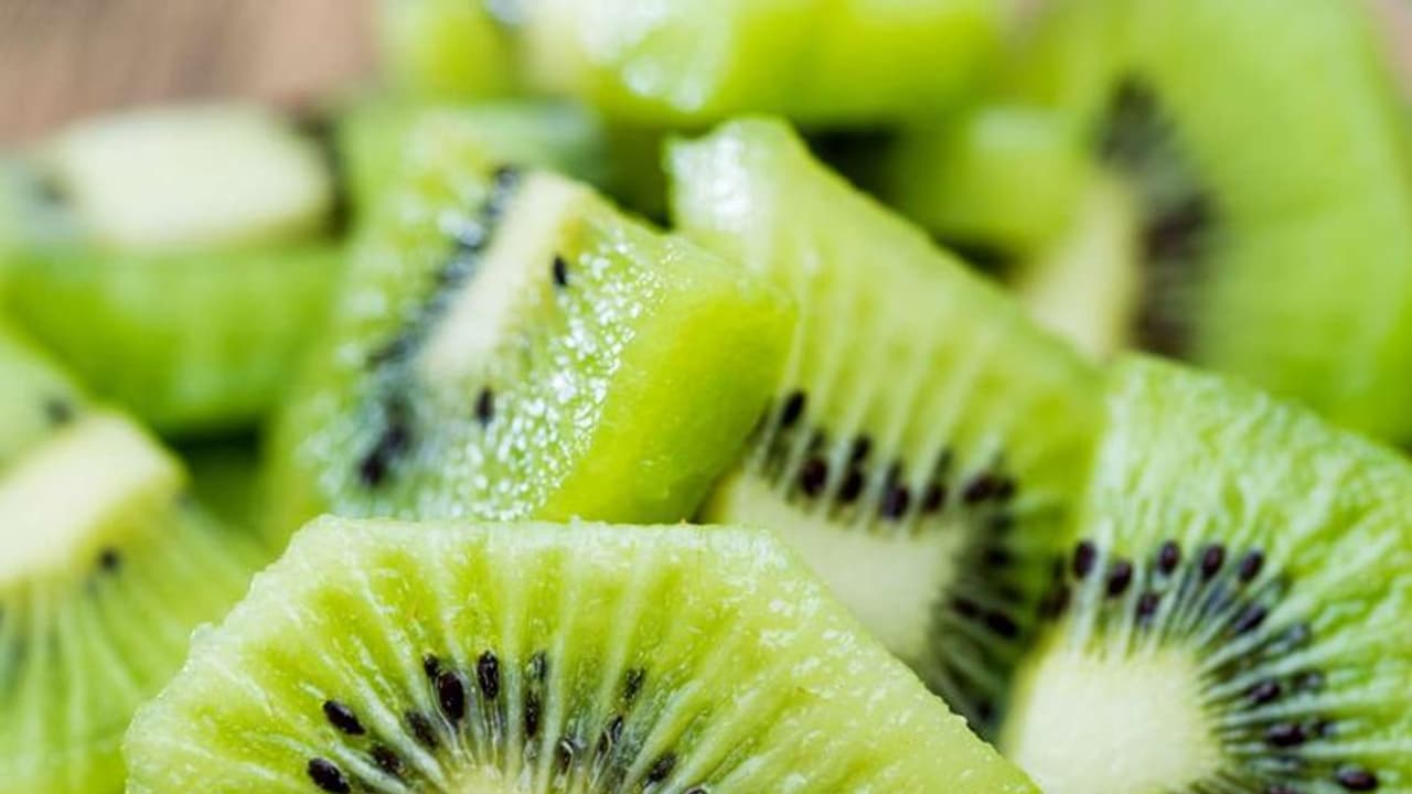 ഹൃദയത്തെ സംരക്ഷിക്കും, പ്രമേഹ സാധ്യത കുറയ്ക്കും ; അറിയാം കിവിപ്പഴത്തിന്റെ ആരോഗ്യഗുണങ്ങൾ ഹൃദയത്തെ സംരക്ഷിക്കും, പ്രമേഹ സാധ്യത കുറയ്ക്കും ; അറിയാം കിവിപ്പഴത്തിന്റെ ആരോഗ്യഗുണങ്ങൾ