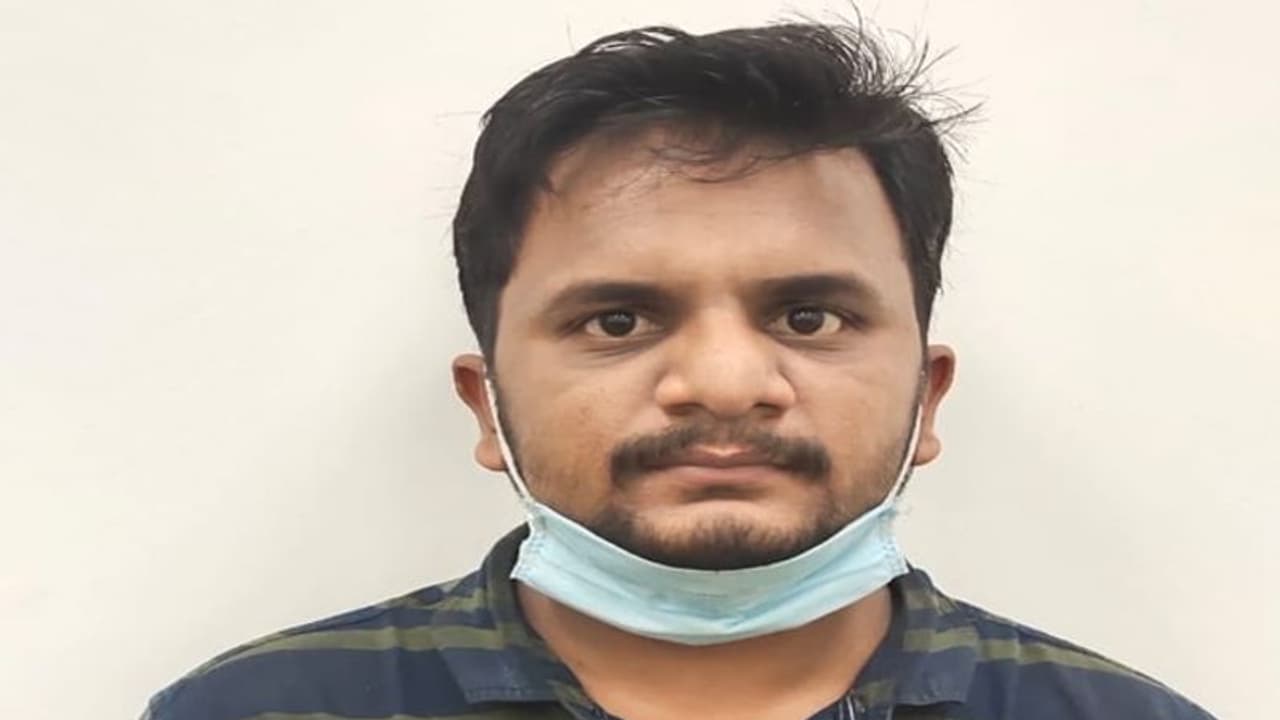 రెండు పెళ్లిళ్లు: పోలీసులకే టోకరా, నకిలీ డాక్టర్ తేజా రెడ్డి అరెస్టు రెండు పెళ్లిళ్లు: పోలీసులకే టోకరా, నకిలీ డాక్టర్ తేజా రెడ్డి అరెస్టు