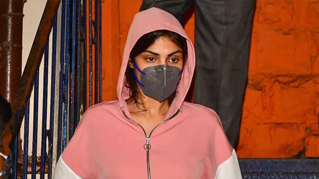 शोविक का वह बयान, जिसकी वजह से लगातार दूसरी बार भी बहन रिया की जमानत याचिका खारिज हो गई शोविक का वह बयान, जिसकी वजह से लगातार दूसरी बार भी बहन रिया की जमानत याचिका खारिज हो गई