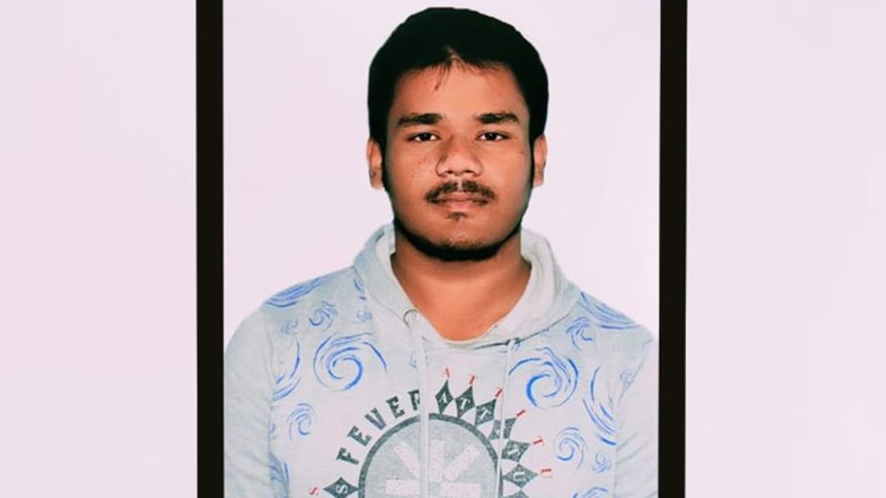 নিট এ আর বসা হল না, তিনদিন পর গঙ্গায় ভেসে উঠল নিখোঁজ পরীক্ষার্থীর দেহ নিট এ আর বসা হল না, তিনদিন পর গঙ্গায় ভেসে উঠল নিখোঁজ পরীক্ষার্থীর দেহ