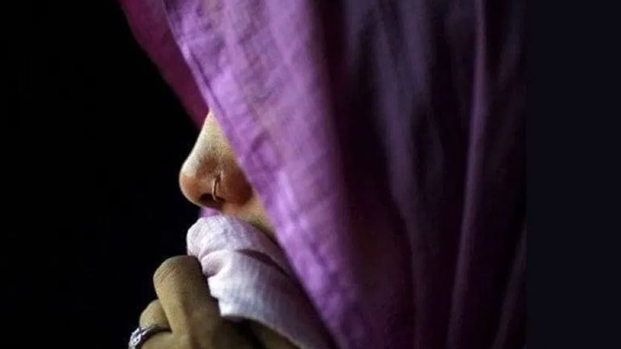 சேலத்தில் பயங்கரம்... 60 வயது கிழவி பலாத்காரம் செய்து படுகொலை..! சேலத்தில் பயங்கரம்... 60 வயது கிழவி பலாத்காரம் செய்து படுகொலை..!