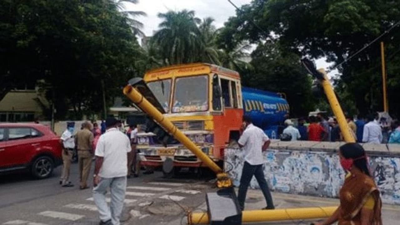 சென்னையில் தாறுமாறாக ஓடிய தண்ணீர் லாரி... தாத்தா பாட்டி கண்முன்னே உடல்நசுங்கி உயிரிழந்த 4 வயது சிறுவன்..! சென்னையில் தாறுமாறாக ஓடிய தண்ணீர் லாரி... தாத்தா பாட்டி கண்முன்னே உடல்நசுங்கி உயிரிழந்த 4 வயது சிறுவன்..!