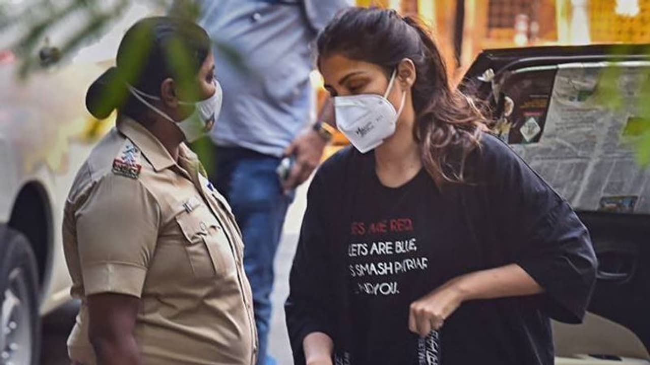 নেই ফ্যান মোটা বিছানা, শতরঞ্চি বিছিয়ে জেলে ঘুম রিয়ার, পাশের সেলে সঙ্গী ইন্দ্রাণী মুখোপাধ্যায়