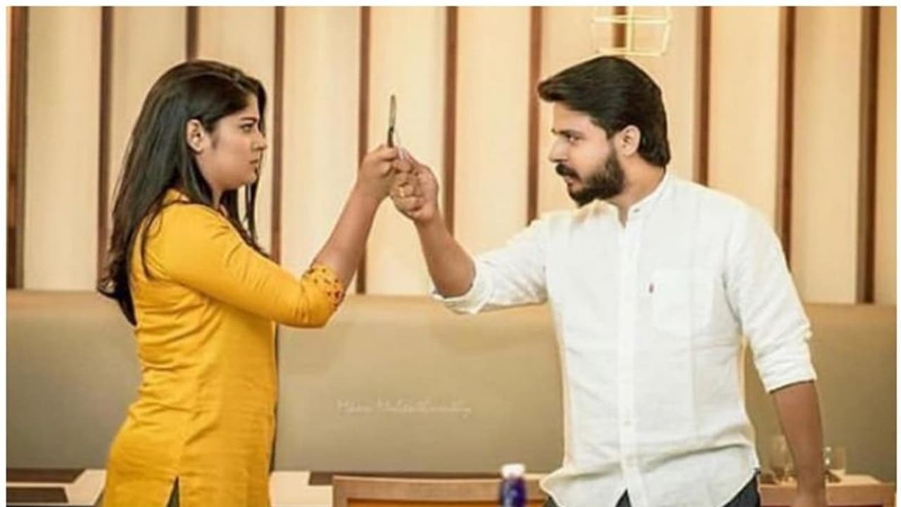 'കണ്ടില്ലേ? എപ്പോ കണ്ടാലും ഭയങ്കര സ്നേഹമാണ്', അപര്ണ ബാലമുരളിക്ക് ആശംസയുമായി കൃഷ്ണ ശങ്കര് 'കണ്ടില്ലേ? എപ്പോ കണ്ടാലും ഭയങ്കര സ്നേഹമാണ്', അപര്ണ ബാലമുരളിക്ക് ആശംസയുമായി കൃഷ്ണ ശങ്കര്