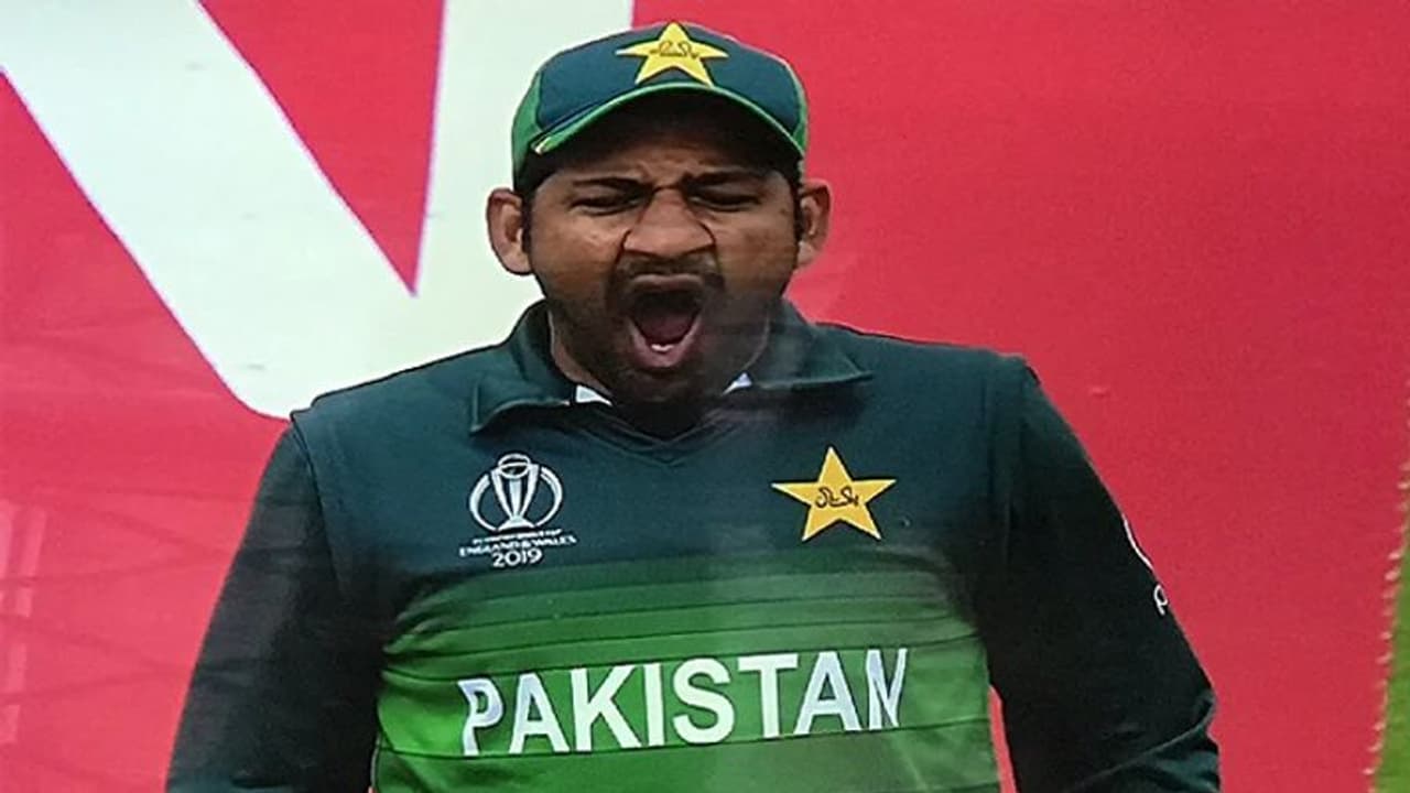 ఐదేళ్ల బుడ్డోడి బౌలింగ్లో క్లీన్ బౌల్డ్ అయిన పాక్ మాజీ కెప్టెన్ సర్ఫరాజ్ అహ్మద్... ఈ బుడతడు ఎవరంటే... ఐదేళ్ల బుడ్డోడి బౌలింగ్లో క్లీన్ బౌల్డ్ అయిన పాక్ మాజీ కెప్టెన్ సర్ఫరాజ్ అహ్మద్... ఈ బుడతడు ఎవరంటే...