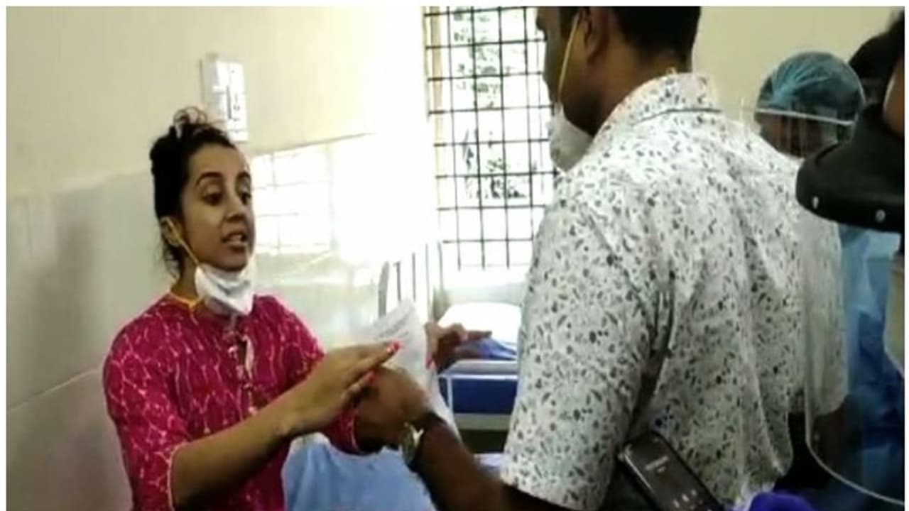 రక్తపరీక్షలపై సర్దార్ గబ్బర్ సిగ్ నటి సంజన గొడవ: మరొకరి అరెస్టు రక్తపరీక్షలపై సర్దార్ గబ్బర్ సిగ్ నటి సంజన గొడవ: మరొకరి అరెస్టు