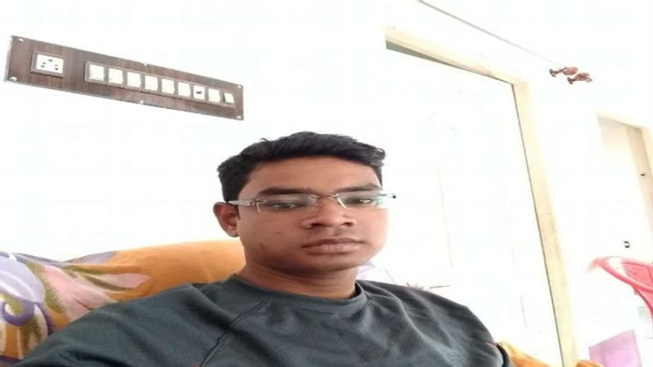 ফেসবুকে লাইভে আত্মহত্যা, বন্ধুদের ফোনেও কথা শুনলেন না প্রাথমিক শিক্ষক ফেসবুকে লাইভে আত্মহত্যা, বন্ধুদের ফোনেও কথা শুনলেন না প্রাথমিক শিক্ষক