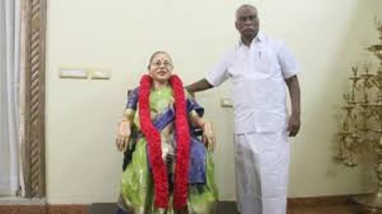 இறந்த மனைவிக்கு வீட்டிலேயே சிலை வடித்த மதுரை தொழிலதிபர்..! இறந்த மனைவிக்கு வீட்டிலேயே சிலை வடித்த மதுரை தொழிலதிபர்..!