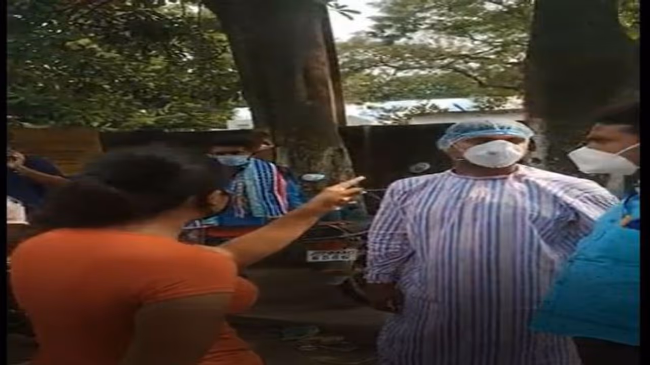 করোনা টেস্টের পর ছাত্রীকে ফোন ম্য়াসেজে উত্যক্ত করার অভিযোগ, অভিযুক্ত সরকারী হাসপাতালের কর্মী করোনা টেস্টের পর ছাত্রীকে ফোন ম্য়াসেজে উত্যক্ত করার অভিযোগ, অভিযুক্ত সরকারী হাসপাতালের কর্মী