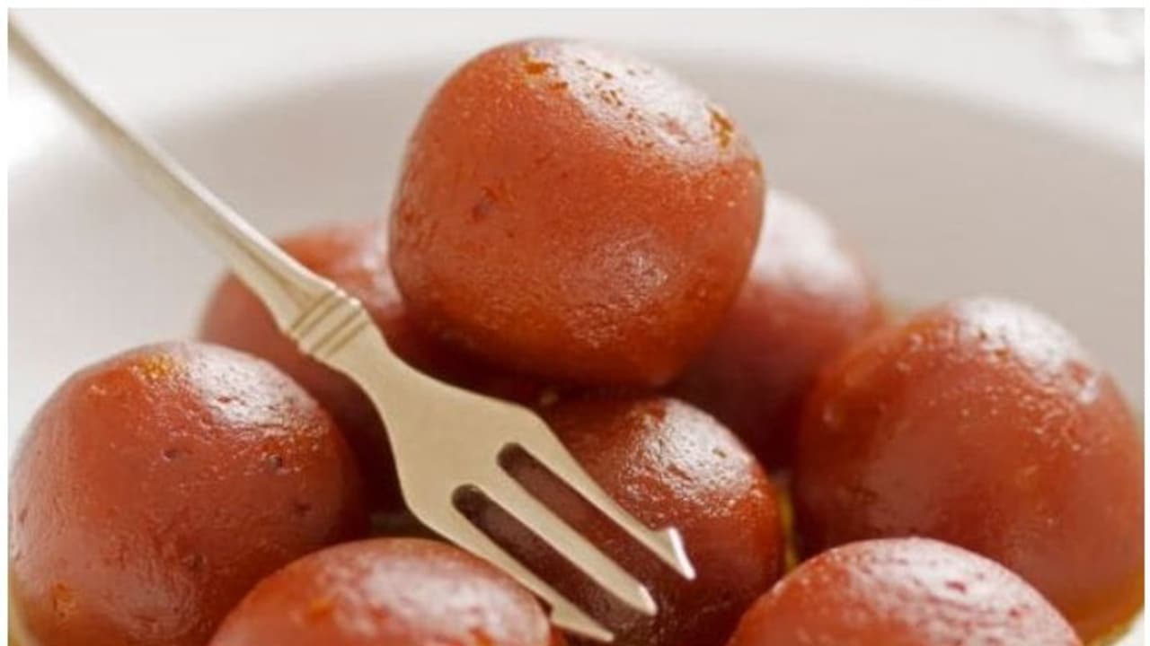 ഗുലാബ് ജാമുന് വീട്ടിൽ തന്നെ ഈസിയായി തയ്യാറാക്കാം ഗുലാബ് ജാമുന് വീട്ടിൽ തന്നെ ഈസിയായി തയ്യാറാക്കാം