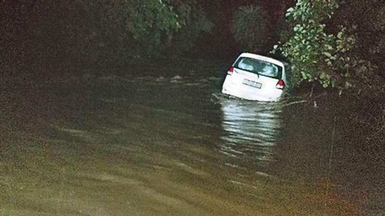 వాగులో చిక్కుకున్న కారు.. రాత్రంతా.. వాగులో చిక్కుకున్న కారు.. రాత్రంతా..