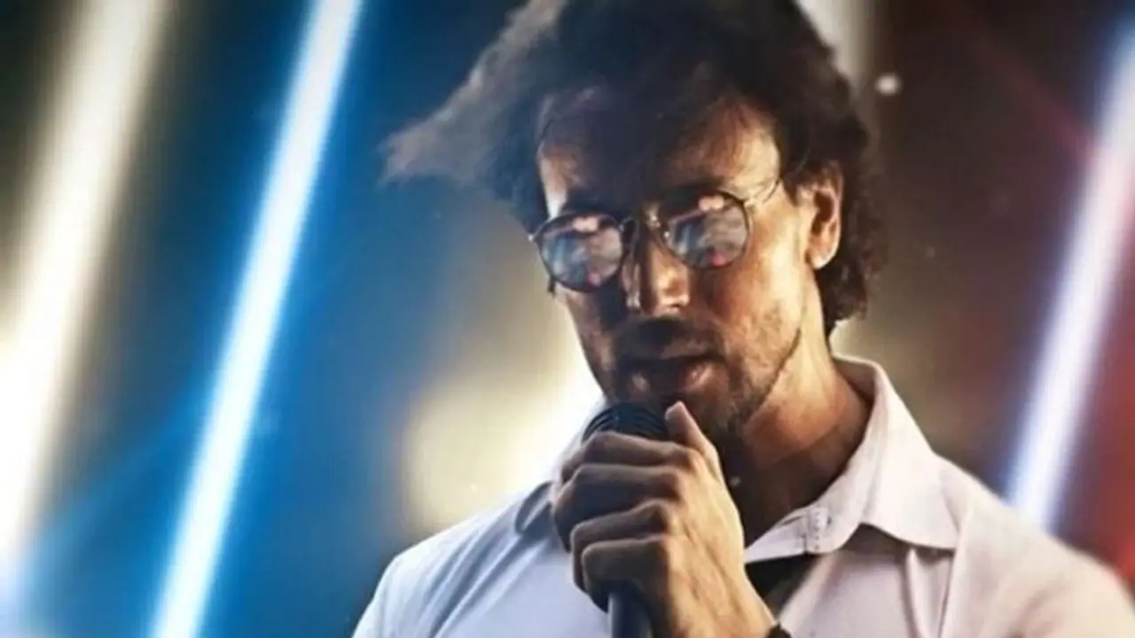 ক্যাসানোভা টাইগারে বুঁদ নেটদুনিয়া, মুহূর্তে ঝড় তুলল শ্রফ পুত্রের নয়া গান ক্যাসানোভা টাইগারে বুঁদ নেটদুনিয়া, মুহূর্তে ঝড় তুলল শ্রফ পুত্রের নয়া গান