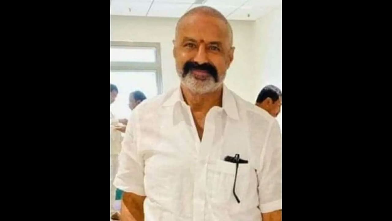 తండ్రి ఎన్టీఆర్ ద్వారా బాలయ్యకు అందంతో పాటు, ఓ లోపం కూడా కూడా సంక్రమించింది, అదే బట్టతల. వారసత్వం కారణంగా బాలయ్యకు థర్టీ ప్లస్ వచ్చే నాటికే జుట్టు సమస్య వచ్చేసింది. దీనితో 90ల కాలం నుండే ఆయన విగ్గు వాడుతున్నాడు.