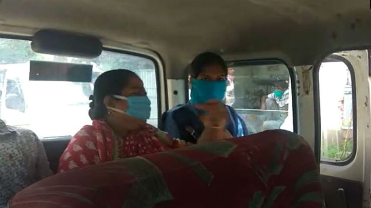 অন্যায়ভাবে পাড়ায় মদ বিক্রি করত স্ত্রী, ৪০ লিটার মদ সহ স্ত্রীকে ধরিয়ে দিলেন স্বামী